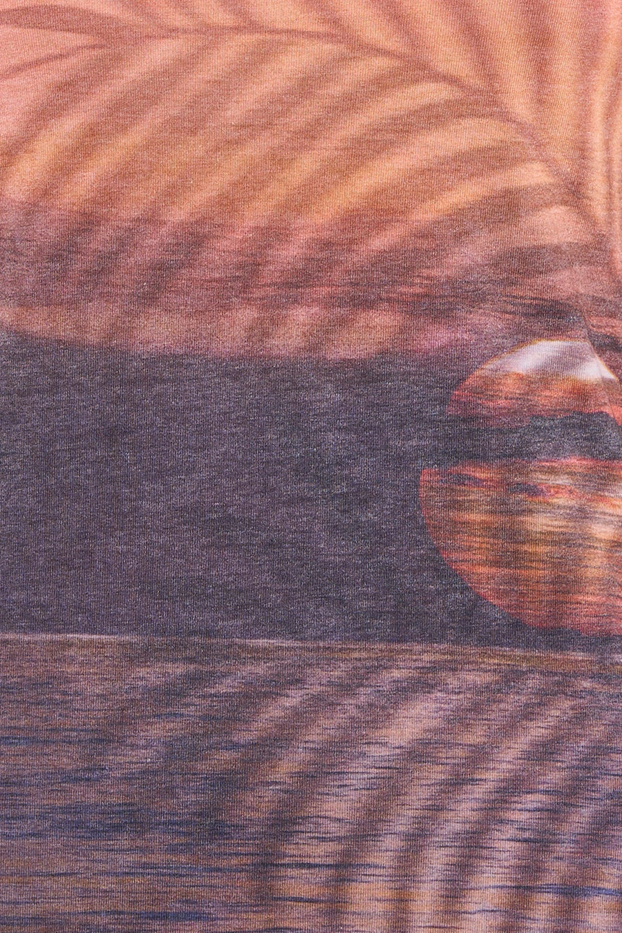 T-shirt multicolore Guess® avec un imprimé chaud de feuilles de palmier, un coucher de soleil et un bol orange.