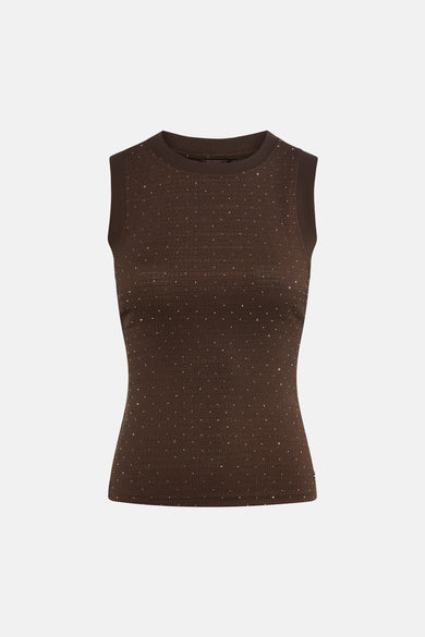 Haut sans manches marron Guess à petits pois blancs, porté avec un short en jean bleu clair et des bottes de cowboy en daim marron.