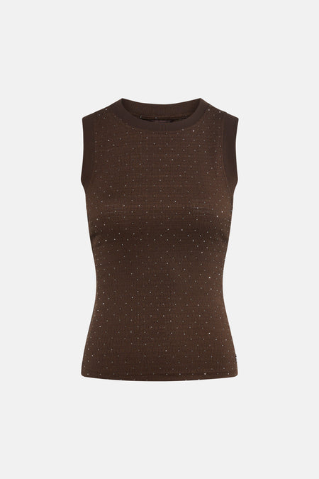 Haut sans manches marron Guess à petits pois blancs, porté avec un short en jean bleu clair et des bottes de cowboy en daim marron.