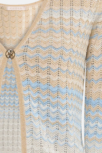 Gilet beige Guess, finement tricoté avec un motif en zigzag beige, bleu clair et fils brillants, doté d'un bouton décoratif.
