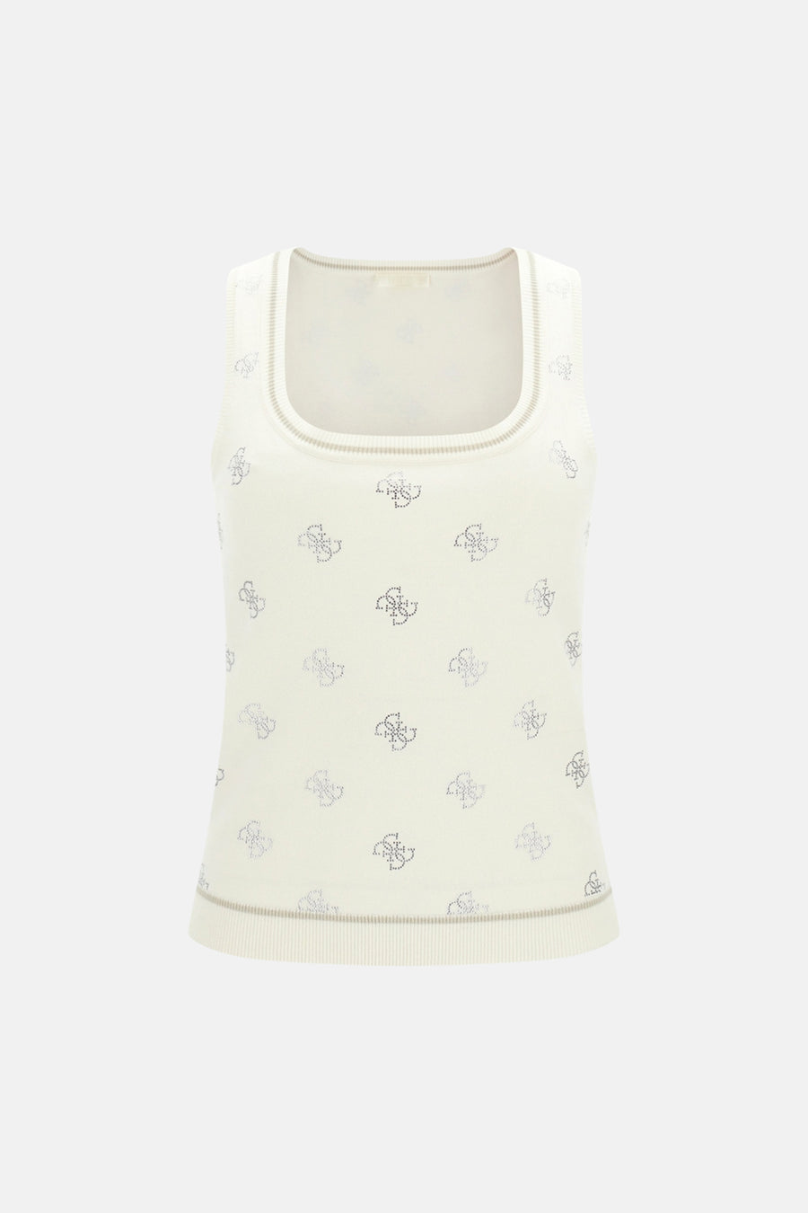 Débardeur écru Guess® avec motif monogramme argenté et bords côtelés, porté avec un jean.