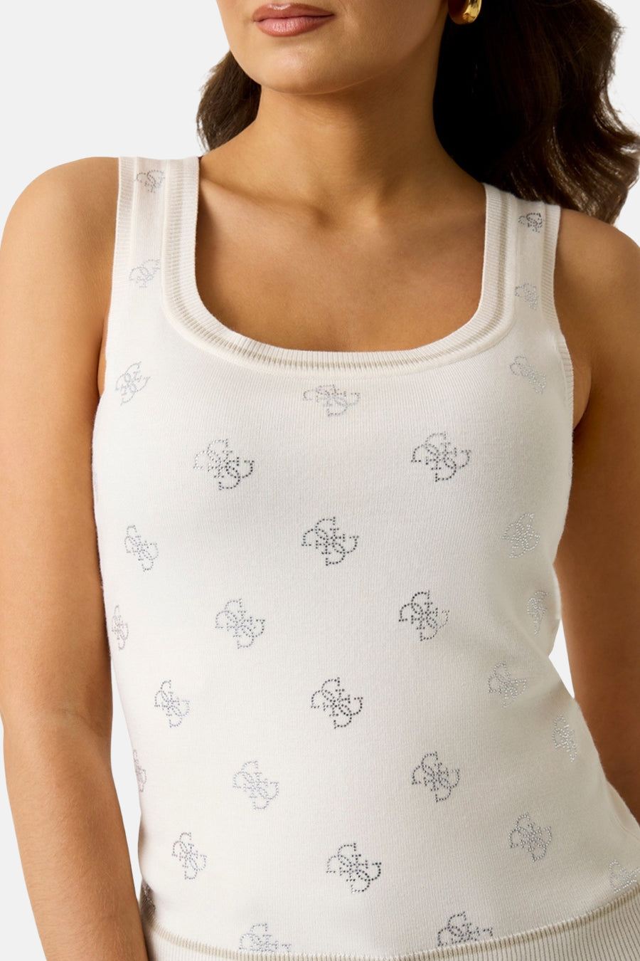 Débardeur écru Guess® à encolure carrée et motif logo strass répétitif.