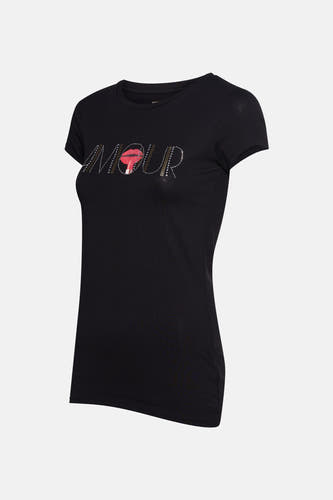 T-shirt noir à manches courtes de Guess, avec "Amour" et des lèvres rouges comme décoration.