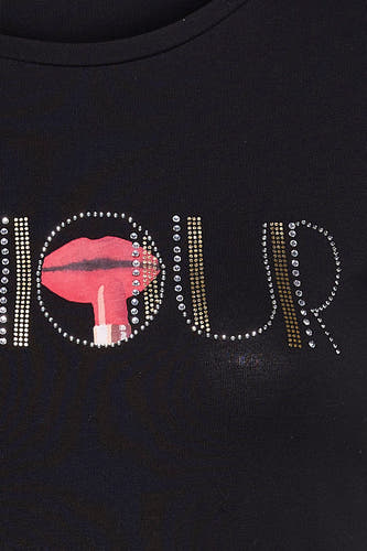 T-shirt noir à manches courtes de Guess, décoré d'une impression de un rouge à lèvres et de strass.