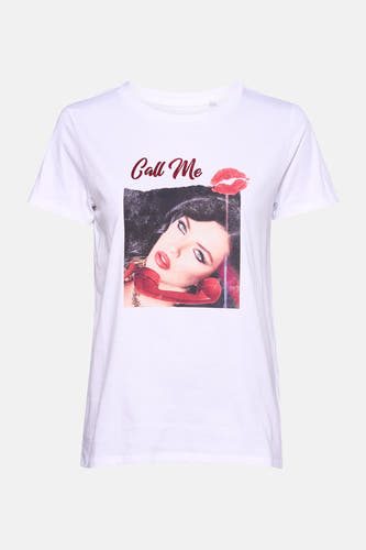 T-shirt blanc à manches courtes de Guess®, avec une impression d'une femme tenant un téléphone et le texte "Appellez-moi".