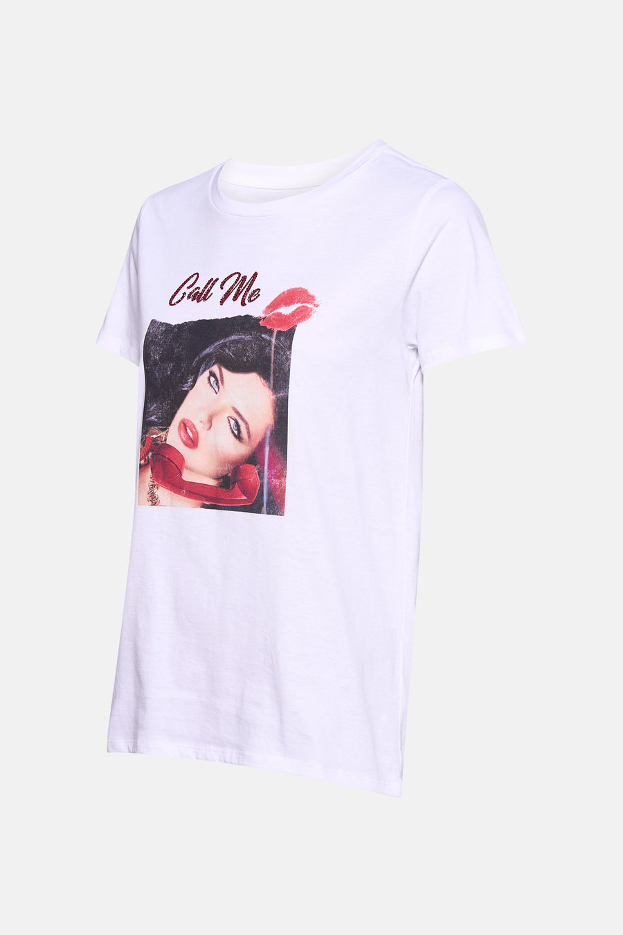 T-shirt blanc à manches courtes de Guess, avec une impression frappante d'une femme et le texte "Appelle-moi".