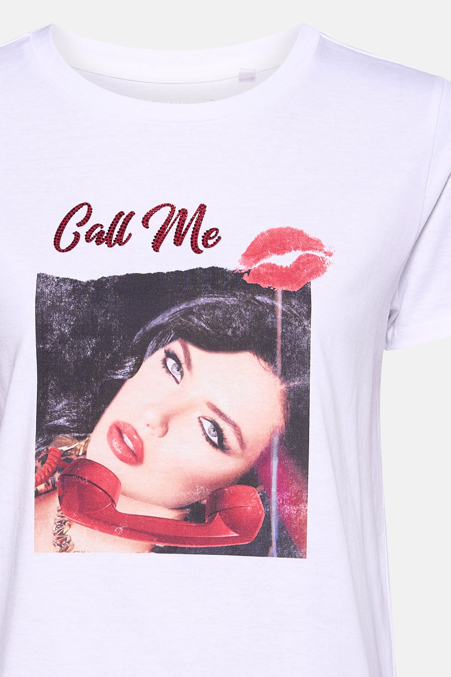 T-shirt blanc à manches courtes de Guess® avec une impression frappante d'une femme tenant un téléphone.