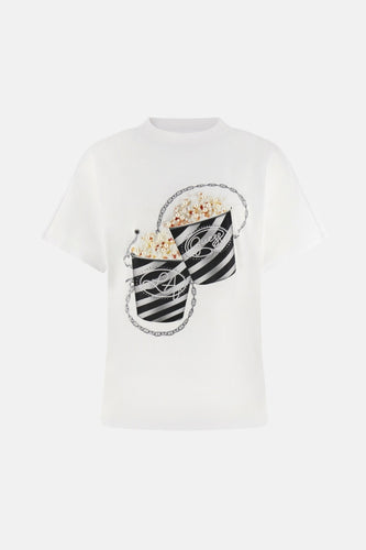 Een wit T-shirt met een afbeelding van twee popcornemmers met parels en kettingen.