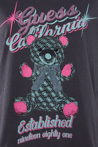 T-shirt gris à manches courtes de Guess avec imprimé ours en peluche et le texte "Guess California Established nineteen eighty one".