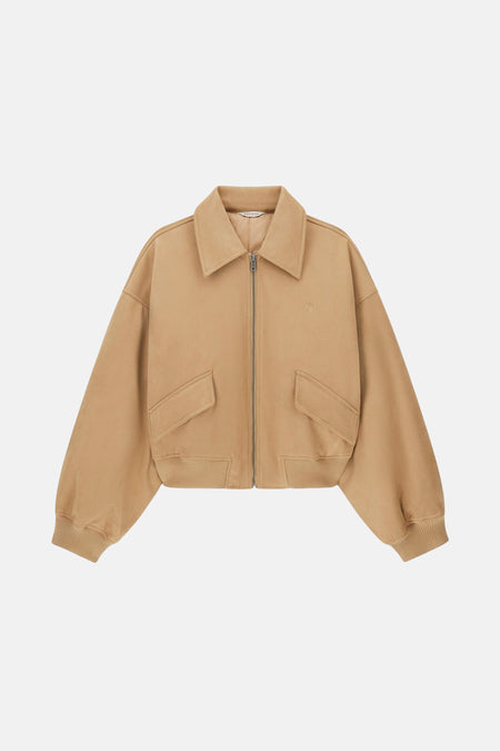 Bruine jas met rits en zakken.
