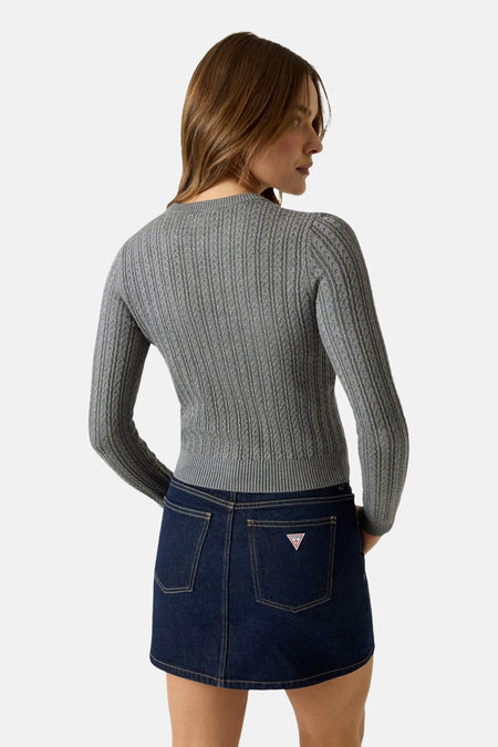 Grijze trui met ronde hals van Guess, met ribbelstructuur en lange mouwen, van achteren gezien, gedragen met een donkerblauwe jeansrok.