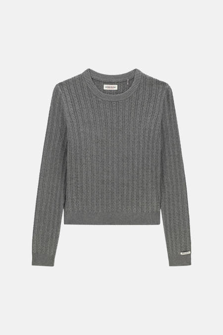 Grijze trui met ronde hals van Guess, met ribstructuur en klein label aan mouw, front view