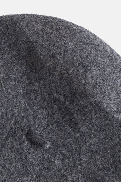 Chapeau gris Access®, avec une texture en laine et une subtile pliure sur le côté.