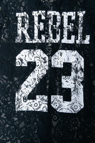 Chemise noire à longues manches de COLOURFUL REBEL, avec une impression blanche de "REBEL 23" en motif rayé.