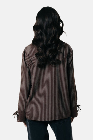 Chemise brune à longues manches de COLOURFUL REBEL, avec une rayure verticale et des cordons décoratifs sur les manches.