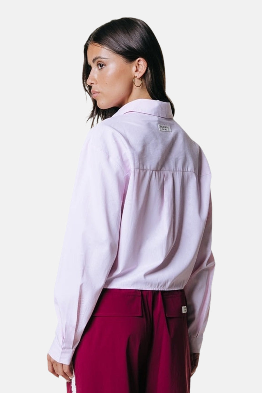 Chemise rose à manches longues de COLOURFUL REBEL, vue de dos avec des plis et une étiquette.