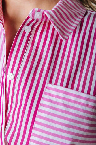 Roze gestreepte blouse met lange mouwen van COLOURFUL REBEL, met witte knopen, kraag en borstzak met horizontale strepen.