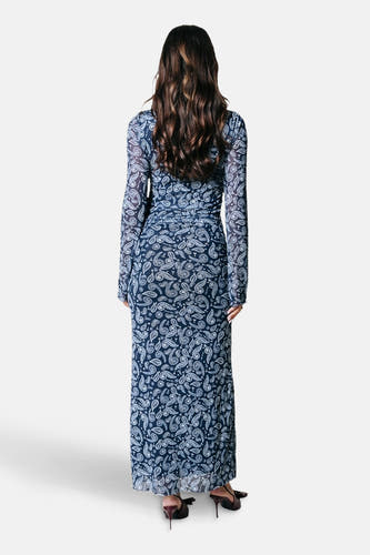 Robe bleue à longues manches de Colourful Rebel, avec imprimé paisley et une coupe ajustée.