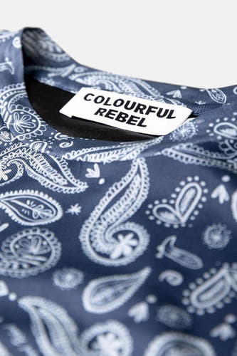 Robe bleue à longues manches de COLOURFUL REBEL, avec un motif paisley blanc, gros plan.