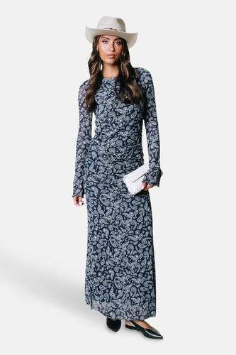 Robe bleue à longues manches de COLOURFUL REBEL, avec imprimé paisley et un chapeau coordonné.