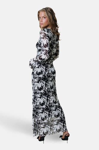 Robe multicolore à manches longues de COLOURFUL REBEL, avec un motif à pois noir et blanc et une longue longueur.
