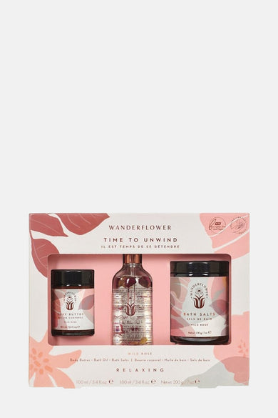 Coffret cadeau multicolore d'Upper Canada, comprenant de l'huile de bain, du beurre corporel et des sels de bain dans un emballage décoratif rose.