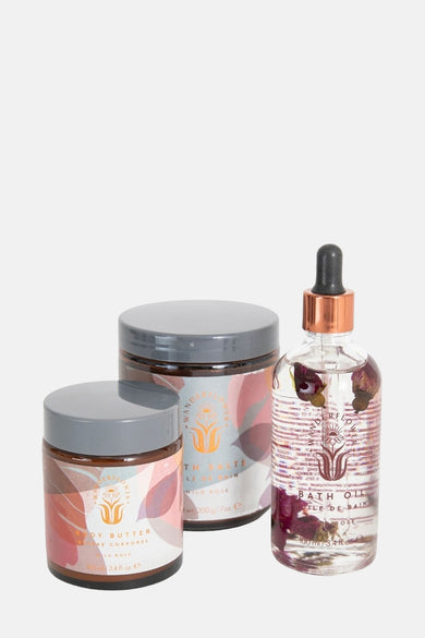 Ensemble cadeau multicolore d'Upper Canada, avec motif de fleurs et pétales de roses dans la bouteille d'huile de bain.