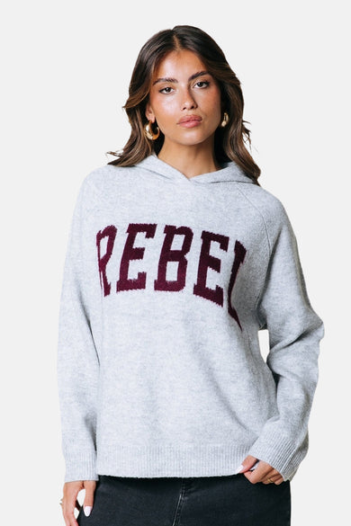 Sweat-shirt gris avec capuche de COLOURFUL REBEL, avec le texte "REBEL" en rouge bordeaux sur l'avant.