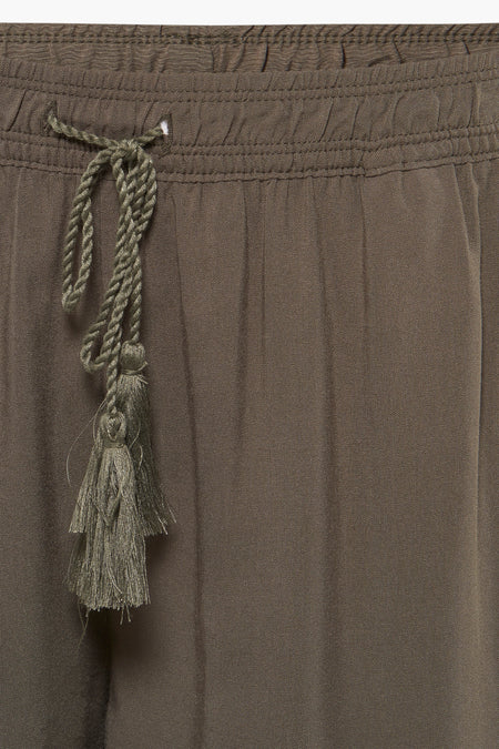 Short vert de HAILYS, avec une ceinture et un cordon à glands.