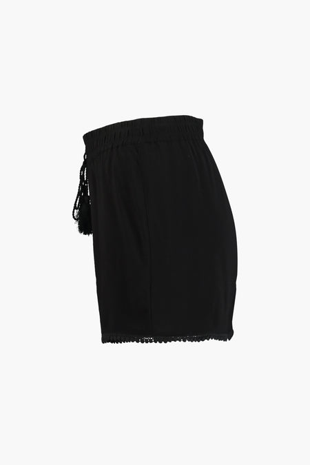 Short noir de HAILYS, avec détail de cordon et bordure suré à l'extrémité inférieure.