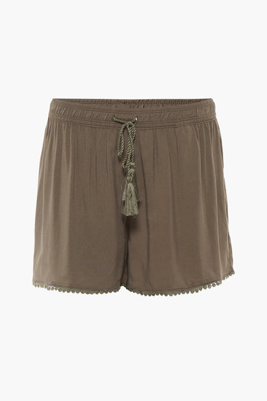 Short vert de HAILYS avec une ceinture élastique, une corde de tirage et un fini élégant sur les bords.