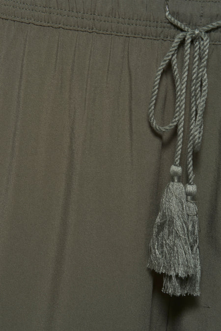 Short vert de HAILYS avec cordon et glands comme décoration.