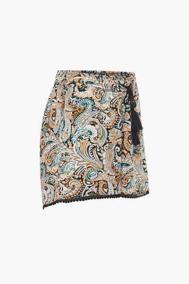 Short noir avec imprimé paisley et bordure en dentelle de HAILYS, doté d'un cordon de serrage avec pompon, vue de face