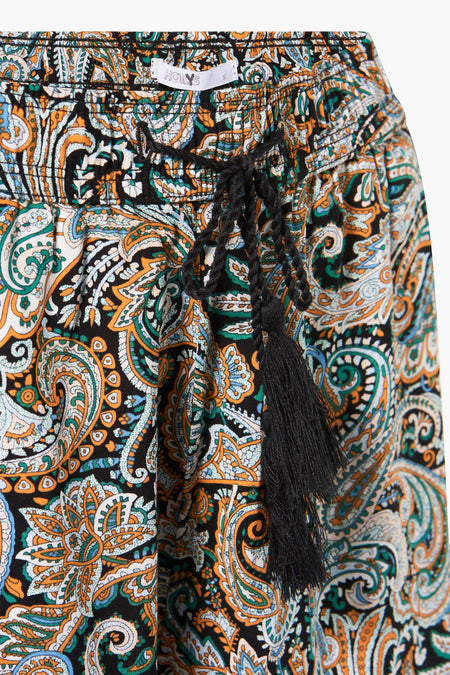 Short noir avec imprimé paisley de HAILYS, taille élastique avec cordon noir et franges, vue rapprochée de face