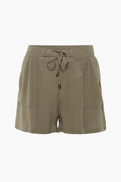 Short vert olive de HAILYS avec taille élastique et cordon de serrage, doté de poches et d'une texture côtelée, vue de face