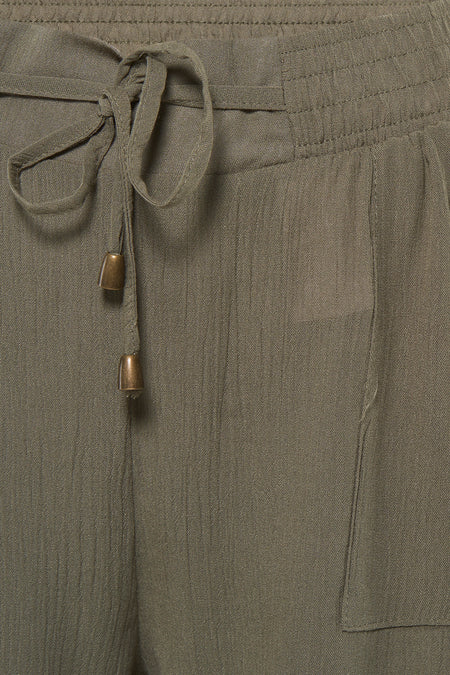 Short vert HAILYS avec cordon de serrage et embouts métalliques, tissu texturé, détail avant