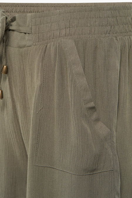 Short vert HAILYS avec taille élastique et cordon de serrage, texture côtelée et poche avant, vue latérale en gros plan