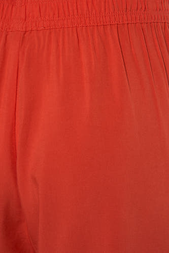 Short orange de HAILYS, avec une ceinture élastique et un design lisse et structuré.