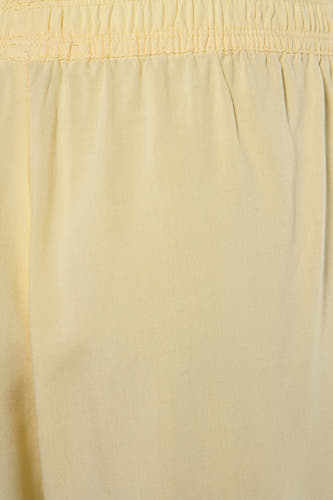 Short jaune de HAILYS, avec une ceinture élastique et une subtile texture.