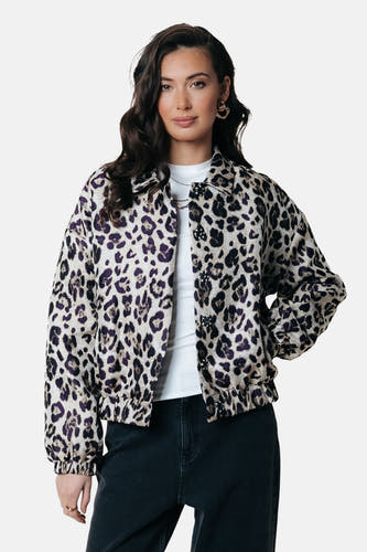 Manteau court multicolore de COLOURFUL REBEL, avec un motif de léopard violet et un détail tricoté.