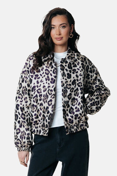 Manteau court multicolore de COLOURFUL REBEL, avec un motif de léopard violet et un détail tricoté.