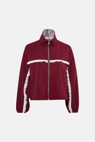 Veste courte bordeaux de COLOURFUL REBEL avec des volants en dentelle blanche le long de la poitrine et des manches, et un col montant.