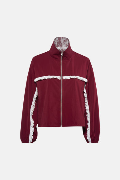 Veste courte bordeaux de COLOURFUL REBEL avec des volants en dentelle blanche le long de la poitrine et des manches, et un col montant.