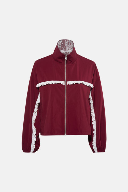 Veste courte bordeaux de COLOURFUL REBEL avec des volants en dentelle blanche le long de la poitrine et des manches, et un col montant.