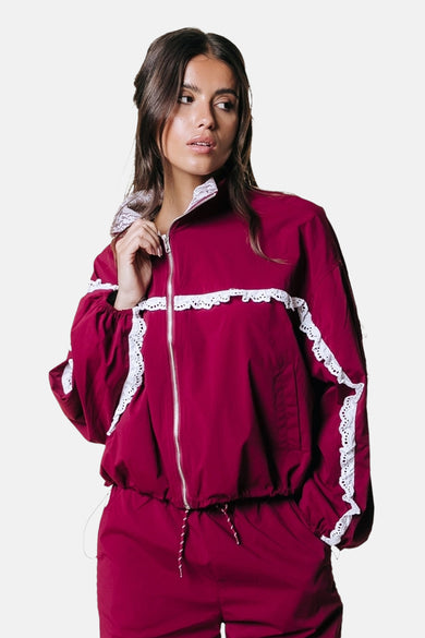 Veste courte bordeaux de COLOURFUL REBEL, avec dentelle blanche sur les manches et le col.
