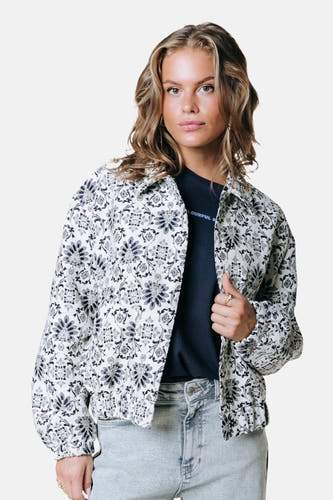 Veste courte multicolore de COLOURFUL REBEL, avec motif floral bleu et blanc et étiquette de marque visible.