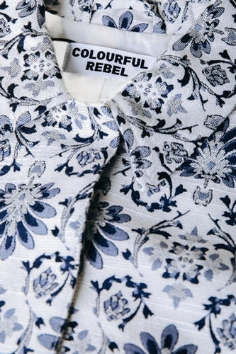 Veste courte multicolore de COLOURFUL REBEL, avec un motif floral et une texture tissée.