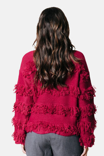 T-shirt rouge avec col rond de COLOURFUL REBEL, avec des franges et un pantalon rayé.