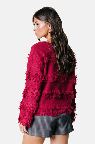 T-shirt rouge avec col rond de COLOURFUL REBEL, bordé de franges et porté avec des short rayés.