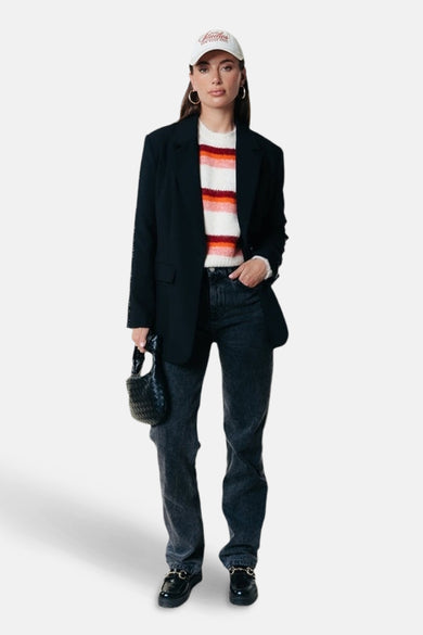 Sweat-shirt multicolore avec col rond de Colourful Rebel, avec des rayures horizontales et porté avec un blazer noir.